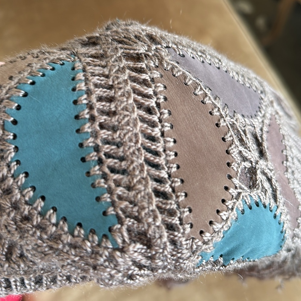 Vintage Leather & Crochet shall shoulder wrap Accessory for hips Classy Bohemian - Picture 9 of 9